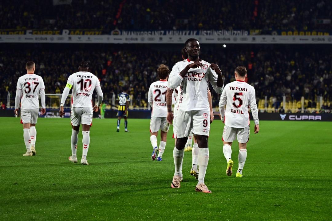 Fenerbahçe tribünlerinde tansiyon yüksek: Samsunspor golü sonrası Mert Müldür hedef tahtasında! 4
