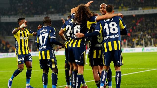 Fenerbah&ccedil;e trib&uuml;nlerinde tansiyon y&uuml;ksek! Hedef tahtasında o isim...