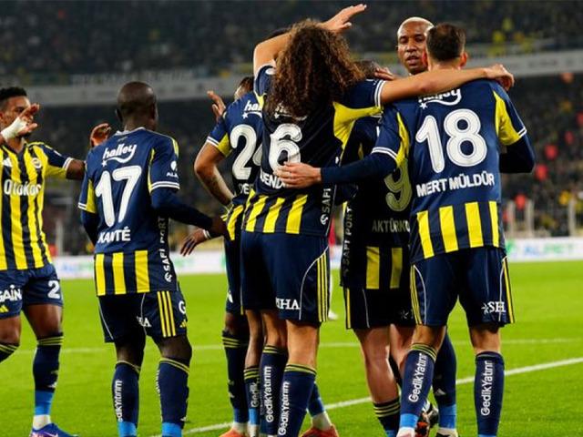Fenerbah&ccedil;e trib&uuml;nlerinde tansiyon y&uuml;ksek! Hedef tahtasında o isim...