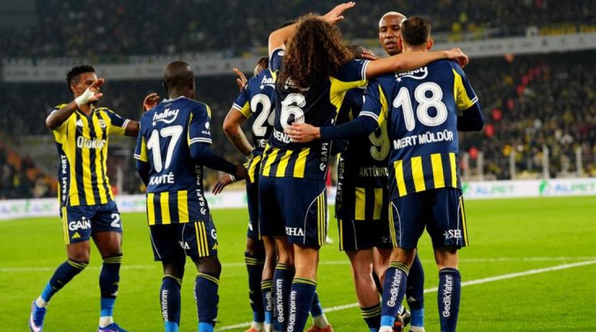 Fenerbah&ccedil;e trib&uuml;nlerinde tansiyon y&uuml;ksek: Samsunspor gol&uuml; sonrası Mert M&uuml;ld&uuml;r hedef tahtasında!