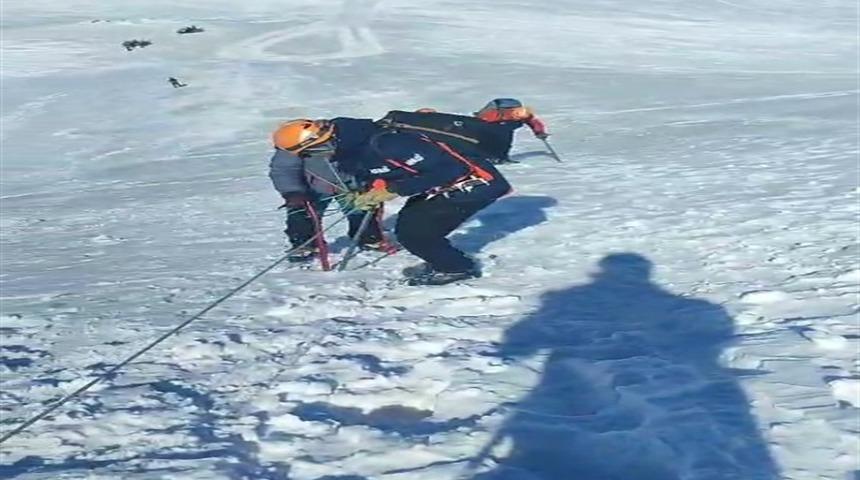 Uludağ&rsquo;da yaralanıp mahsur kalan 2 kadın kurtarıldı