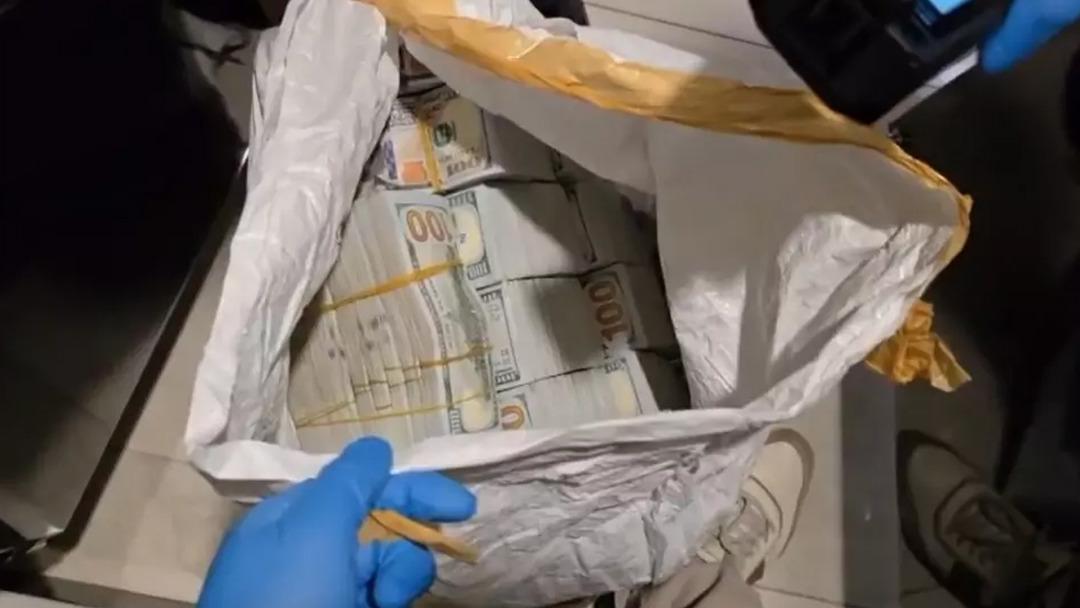 Bakırk&ouml;y&rsquo;de otoparktaki ara&ccedil;lardan 30 milyon dolar &ccedil;alındığı iddiasına ilişkin 3 kişi g&ouml;zaltına alındı 1