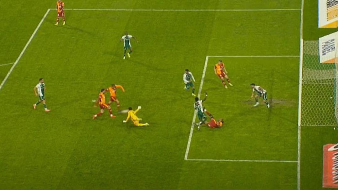 Fenerbahçe nin golünde Archie Brown ofsayt mı? Galatasaray taraftarından Boey in pozisyonuna yaylım ateşi! 2