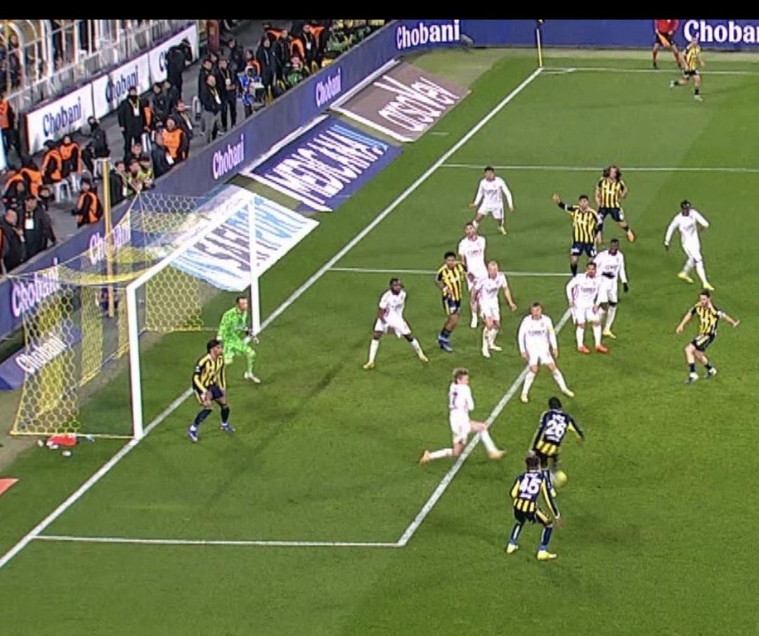 Fenerbahçe nin golünde Archie Brown ofsayt mı? Galatasaray taraftarından Boey in pozisyonuna yaylım ateşi! 3