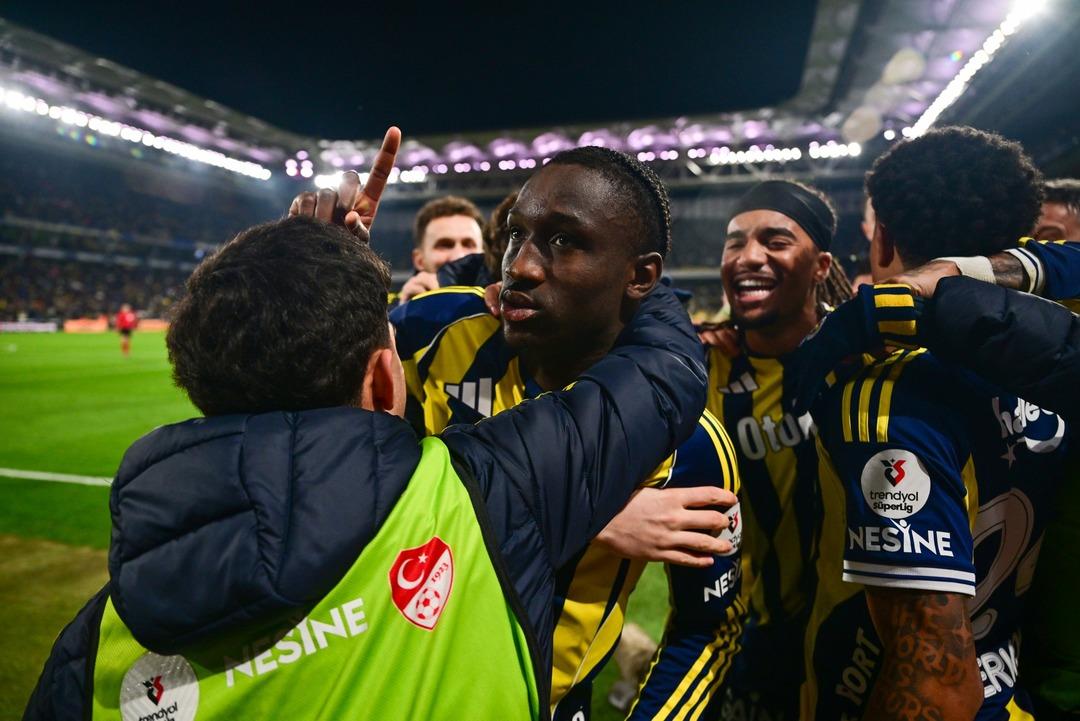 Fenerbahçe nin golünde Archie Brown ofsayt mı? Galatasaray taraftarından Boey in pozisyonuna yaylım ateşi! 1