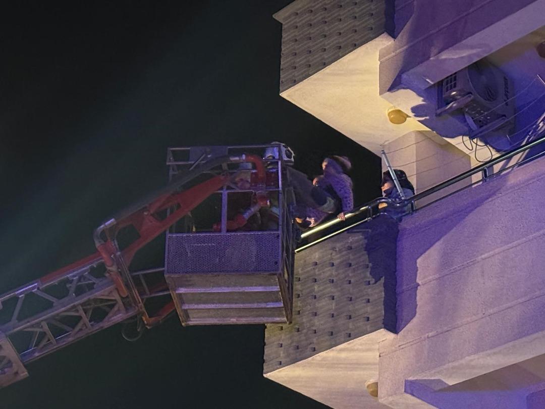 Yangın çıkan binada can pazarı: 30 kişiyi itfaiye kurtardı 1