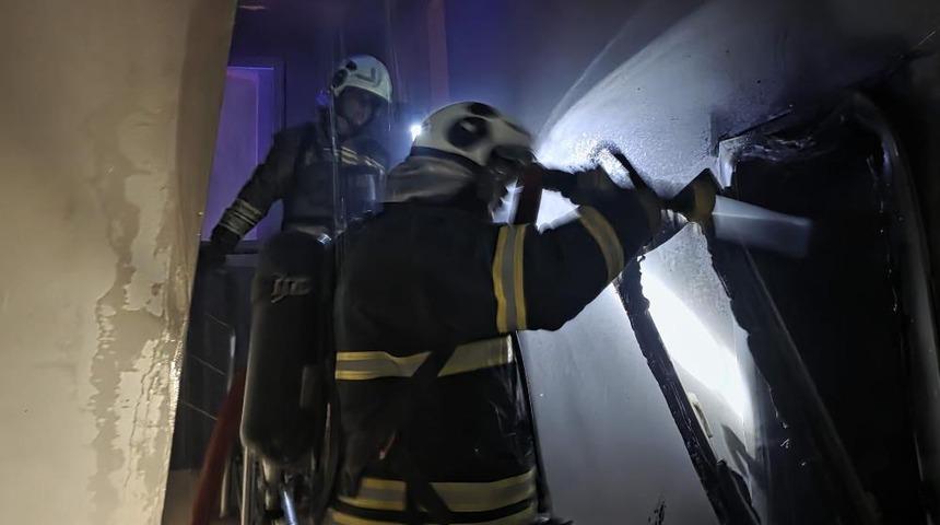 Yangın &ccedil;ıkan binada can pazarı: 30 kişiyi itfaiye kurtardı