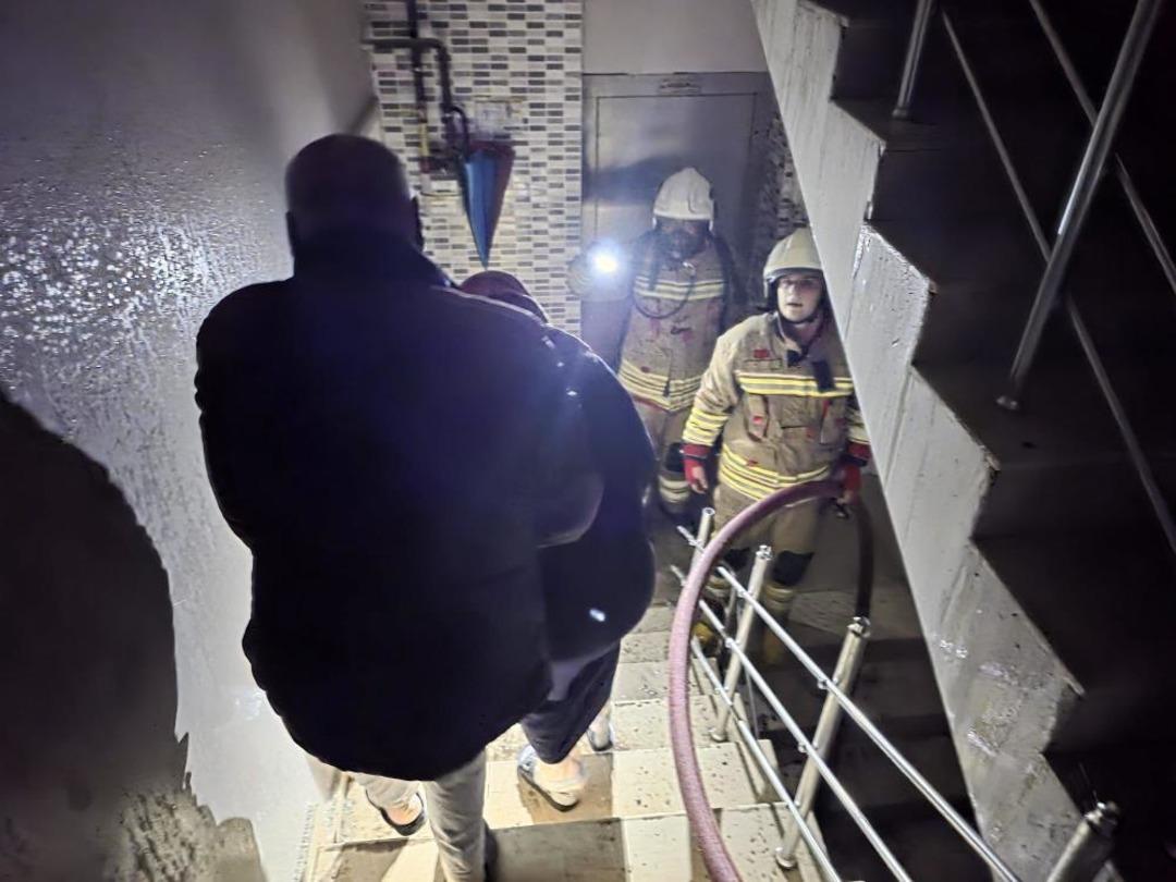 Yangın çıkan binada can pazarı: 30 kişiyi itfaiye kurtardı 2