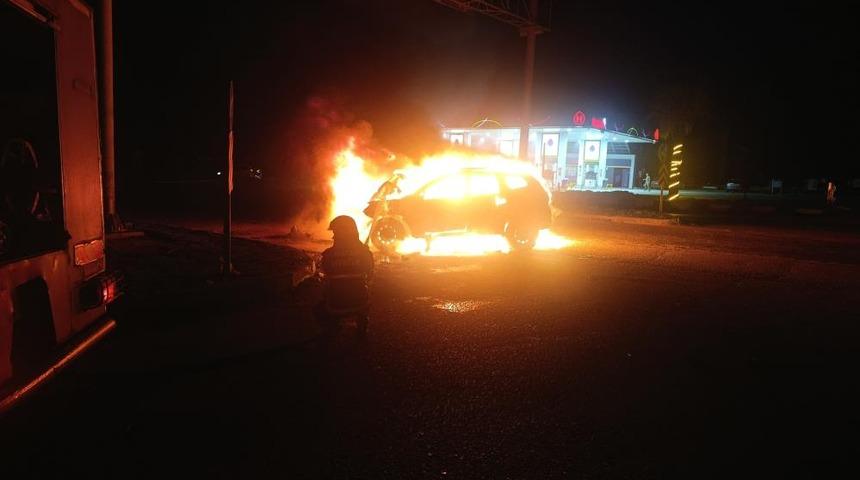 Kaza yapan ara&ccedil; alevlere teslim oldu