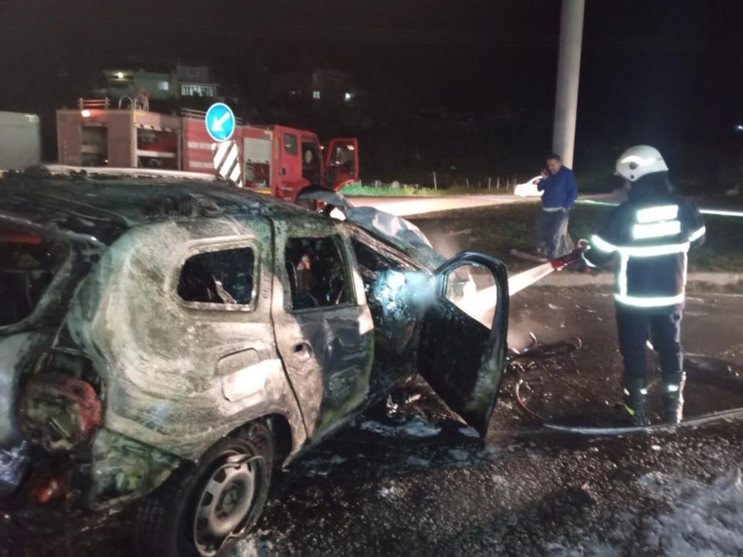 Kaza yapan araç alevlere teslim oldu 1