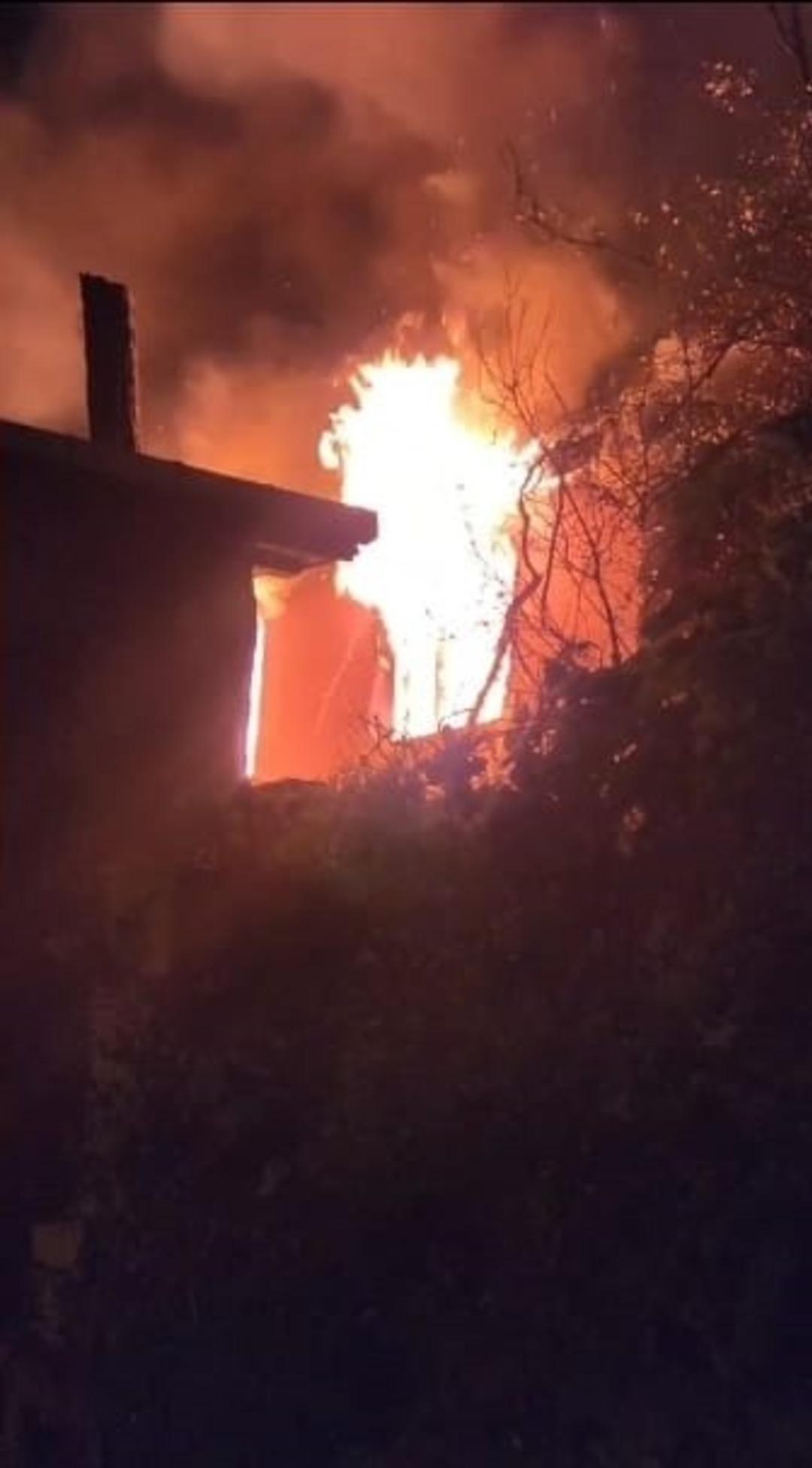 Beyoğlu nda metruk binada korkutan yangın 1