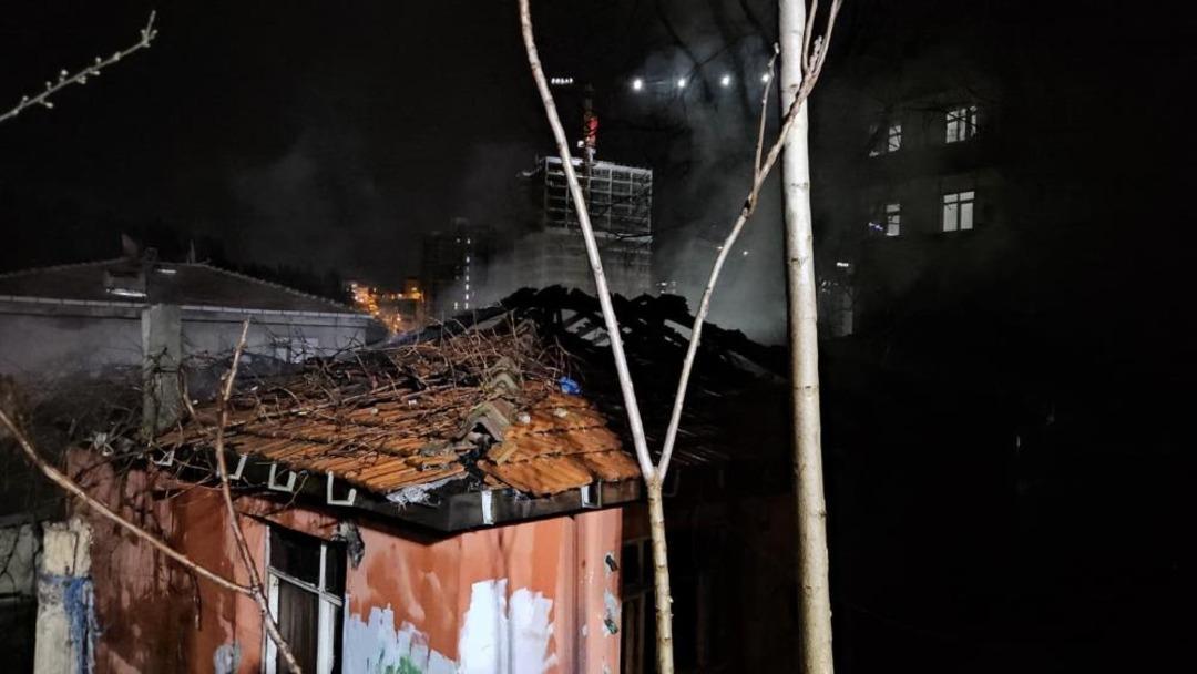 Beyoğlu nda metruk binada korkutan yangın 2