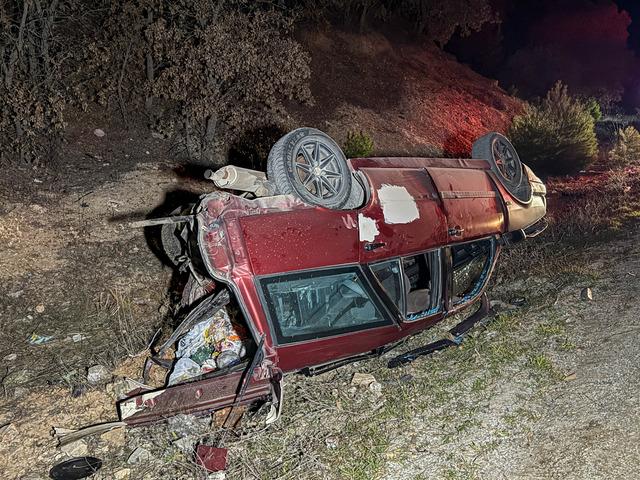 Uşak ta iki otomobilin çarpıştığı kazada 5 kişi yaralandı 4