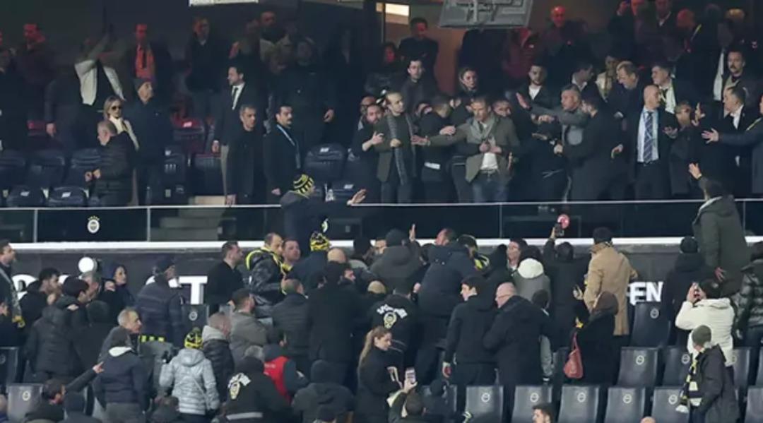 Kadık&ouml;y de trib&uuml;nler karıştı! Y&uuml;ksel Yıldırım Fenerbah&ccedil;eli taraftarlarla birbirine girdi: Galatasaray ı duyunca &ccedil;ıldırdı 1