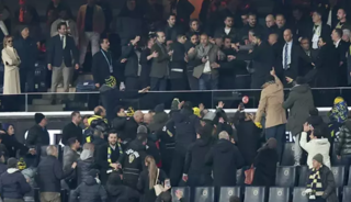 Kadık&ouml;y'de trib&uuml;nler karıştı! Y&uuml;ksel Yıldırım F.Bah&ccedil;eli taraftarlarla birbirine girdi: G.Saray'ı duyunca &ccedil;ıldırdı