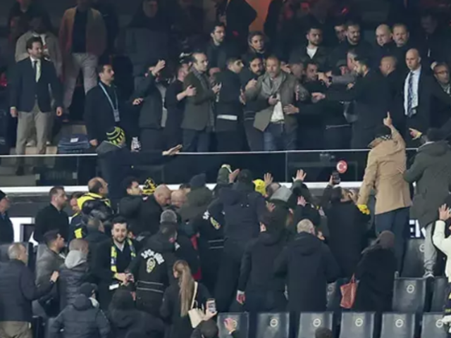 Kadık&ouml;y'de trib&uuml;nler karıştı! Y&uuml;ksel Yıldırım F.Bah&ccedil;eli taraftarlarla birbirine girdi: G.Saray'ı duyunca &ccedil;ıldırdı