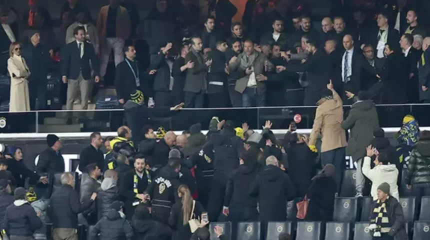 Kadık&ouml;y'de trib&uuml;nler karıştı! Y&uuml;ksel Yıldırım Fenerbah&ccedil;eli taraftarlarla birbirine girdi: Galatasaray'ı duyunca &ccedil;ıldırdı