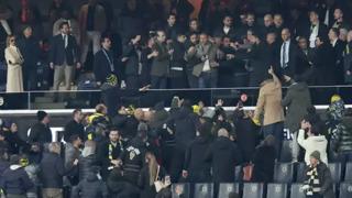 Kadıköy'de tribünler karıştı! Yüksel Yıldırım Fenerbahçeli taraftarlarla birbirine girdi: Galatasaray'ı duyunca çıldırdı