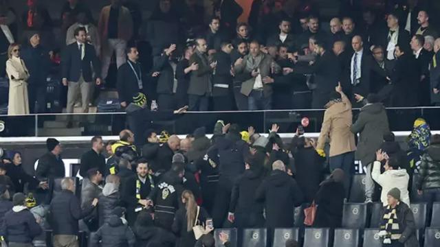 Kadıköy'de tribünler karıştı! Yüksel Yıldırım Fenerbahçeli taraftarlarla birbirine girdi: Galatasaray'ı duyunca çıldırdı