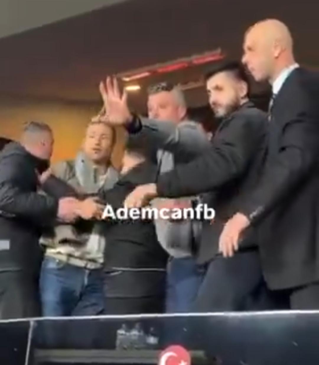 Kadık&ouml;y de trib&uuml;nler karıştı! Y&uuml;ksel Yıldırım Fenerbah&ccedil;eli taraftarlarla birbirine girdi: Galatasaray ı duyunca &ccedil;ıldırdı 2