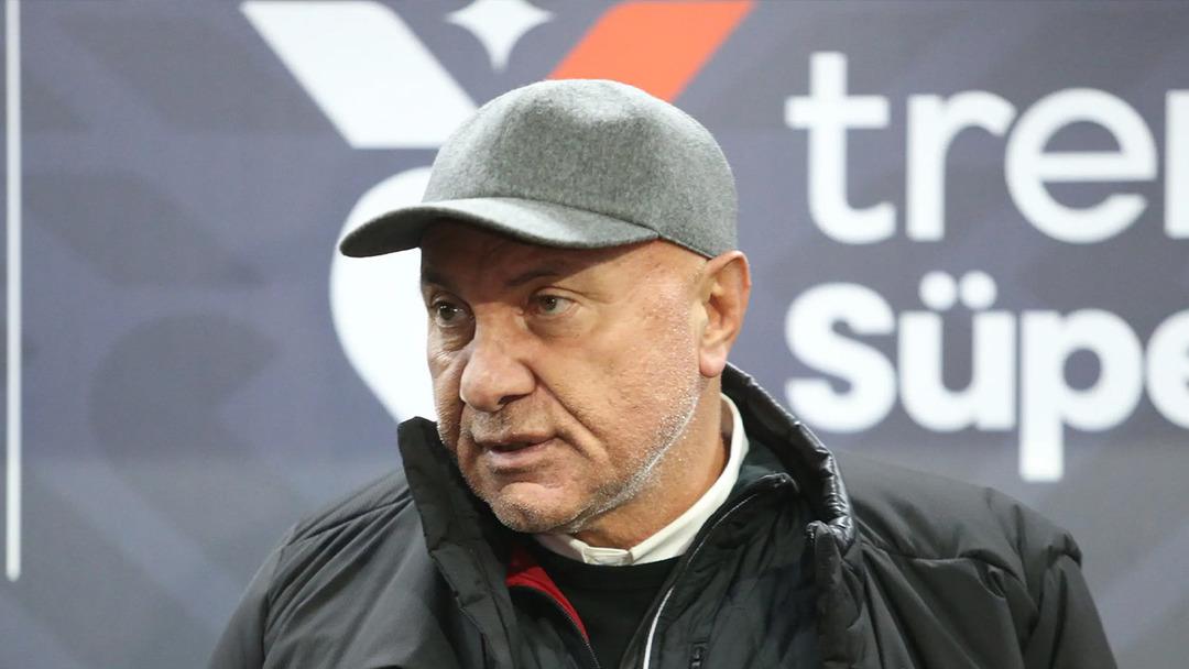 Kadık&ouml;y de trib&uuml;nler karıştı! Y&uuml;ksel Yıldırım Fenerbah&ccedil;eli taraftarlarla birbirine girdi: Galatasaray ı duyunca &ccedil;ıldırdı 4