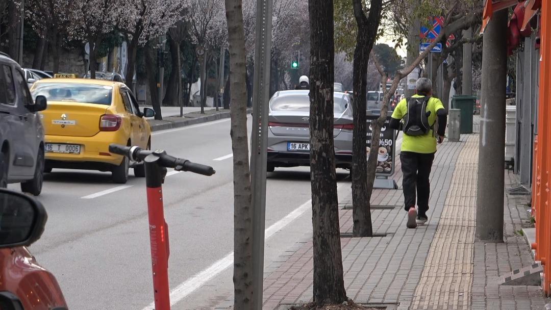 Bursa da 66 yaşındaki esnaf iftara yetişmek için her gün koşuyor! 3