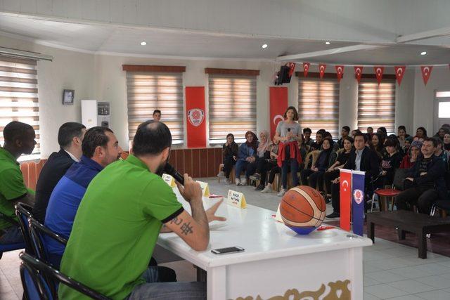 Karesispor’lu basketçiler Bigadiç’te