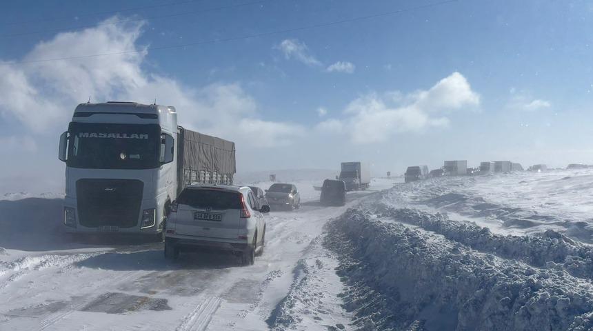 Ulaşıma kar ve tipi engeli