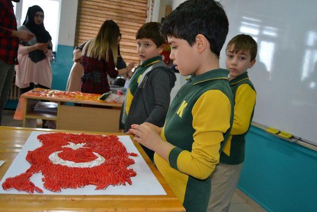 Öğrenciler makarnadan Türkiye haritası yaptı