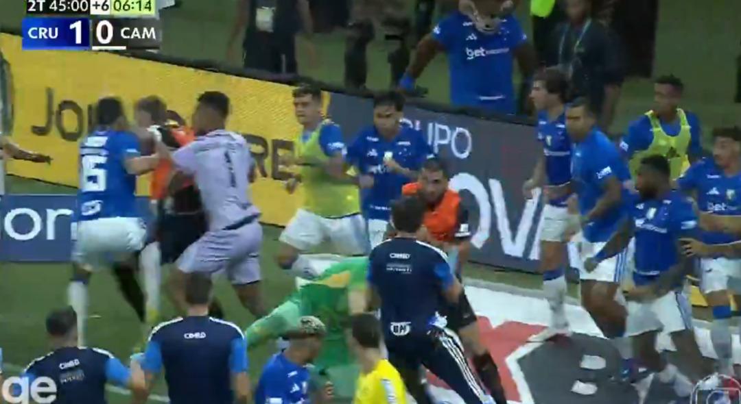 B&ouml;ylesi ne g&ouml;r&uuml;ld&uuml; ne duyuldu! Yeşil sahalarda g&ouml;r&uuml;lmemiş kavga: D&uuml;nyaca &uuml;nl&uuml; yıldız fena dayak yedi 2