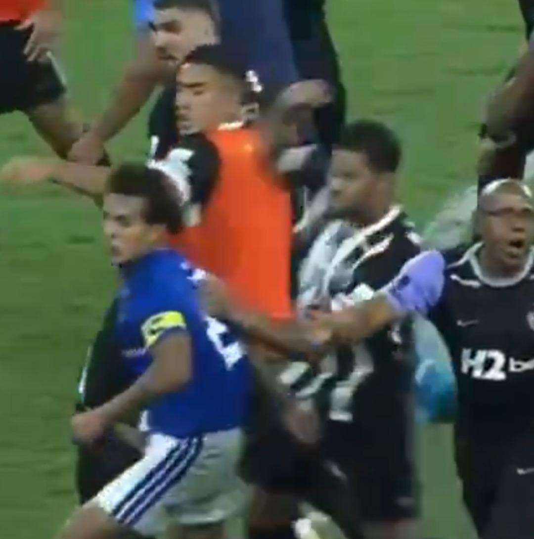 B&ouml;ylesi ne g&ouml;r&uuml;ld&uuml; ne duyuldu! Yeşil sahalarda g&ouml;r&uuml;lmemiş kavga: D&uuml;nyaca &uuml;nl&uuml; yıldız fena dayak yedi 3