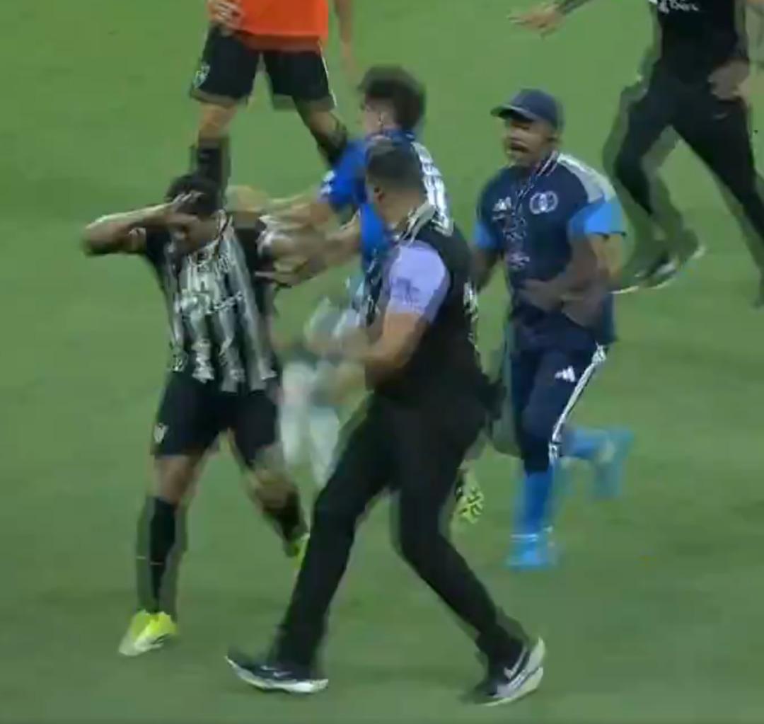 B&ouml;ylesi ne g&ouml;r&uuml;ld&uuml; ne duyuldu! Yeşil sahalarda g&ouml;r&uuml;lmemiş kavga: D&uuml;nyaca &uuml;nl&uuml; yıldız fena dayak yedi 4