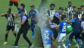 B&ouml;ylesi ne g&ouml;r&uuml;ld&uuml; ne duyuldu! Yeşil sahalarda g&ouml;r&uuml;lmemiş kavga: D&uuml;nyaca &uuml;nl&uuml; yıldız fena dayak yedi