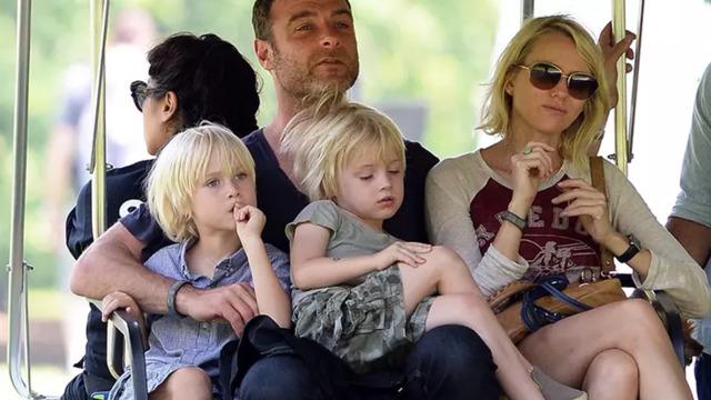 Trans olduğunu açıklamıştı! Naomi Watts ve kızı Kai galaya damga vurdu