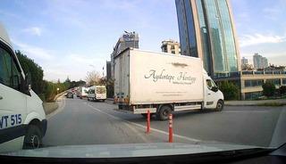 Ataşehir&rsquo;de bir kamyon ters şeride girdi