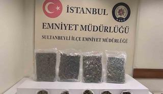 Sultanbeyli&rsquo;de dron ile takip edilen uyuşturucu satıcısına operasyon kamerada