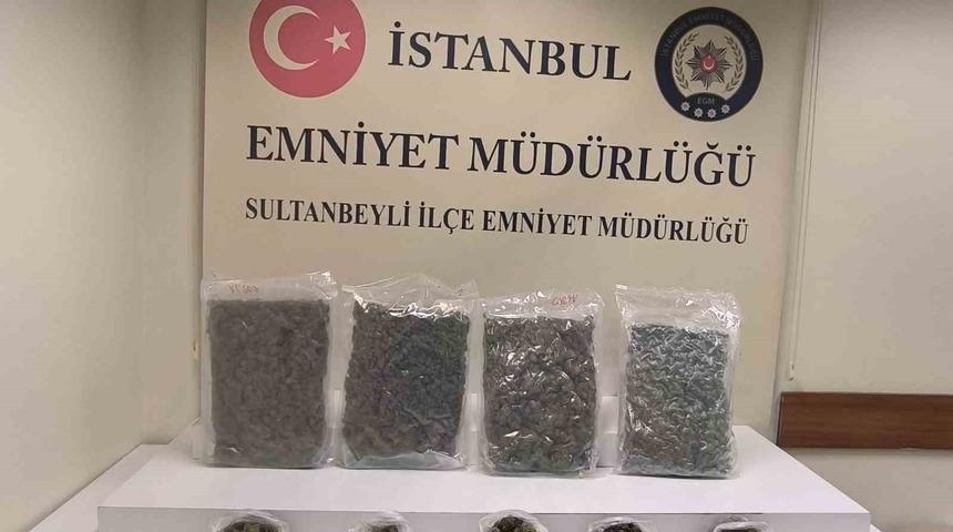 Sultanbeyli&rsquo;de dron ile takip edilen uyuşturucu satıcısına operasyon kamerada