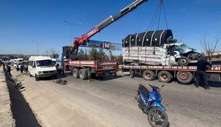 Gaziantep&rsquo;te minib&uuml;s ile kamyonet &ccedil;arpıştı: 4 yaralı