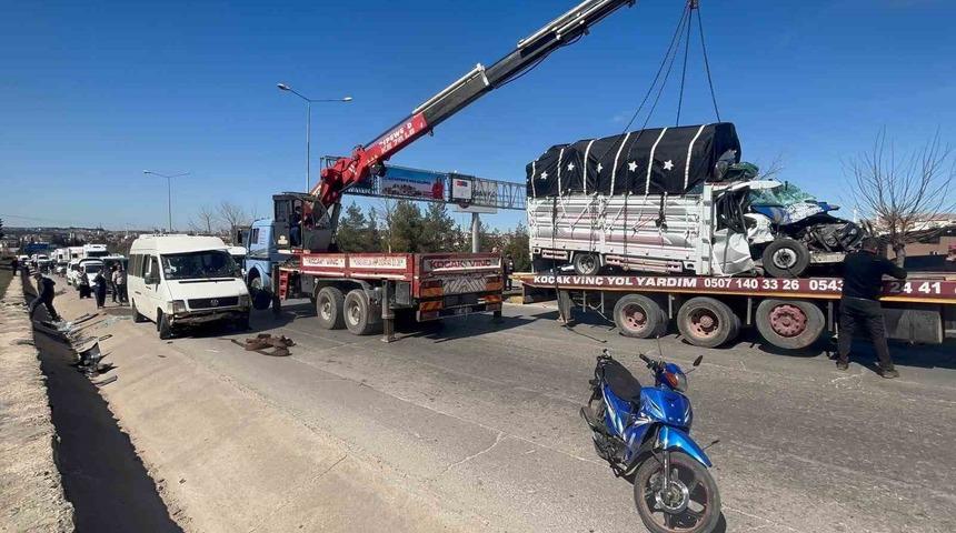 Gaziantep&rsquo;te minib&uuml;s ile kamyonet &ccedil;arpıştı: 4 yaralı