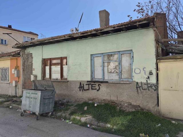 Metruk evler &ccedil;evreye tehlike sa&ccedil;ıyor 3