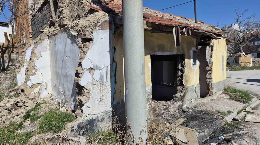 Metruk evler &ccedil;evreye tehlike sa&ccedil;ıyor