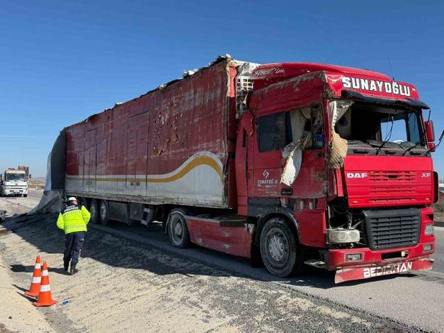 Hırdavat malzemesi yüklü tır devrildi, sürücü yaralandı 1