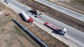 Hırdavat malzemesi yüklü tır devrildi, sürücü yaralandı