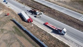 Hırdavat malzemesi y&uuml;kl&uuml; tır devrildi, s&uuml;r&uuml;c&uuml; yaralandı