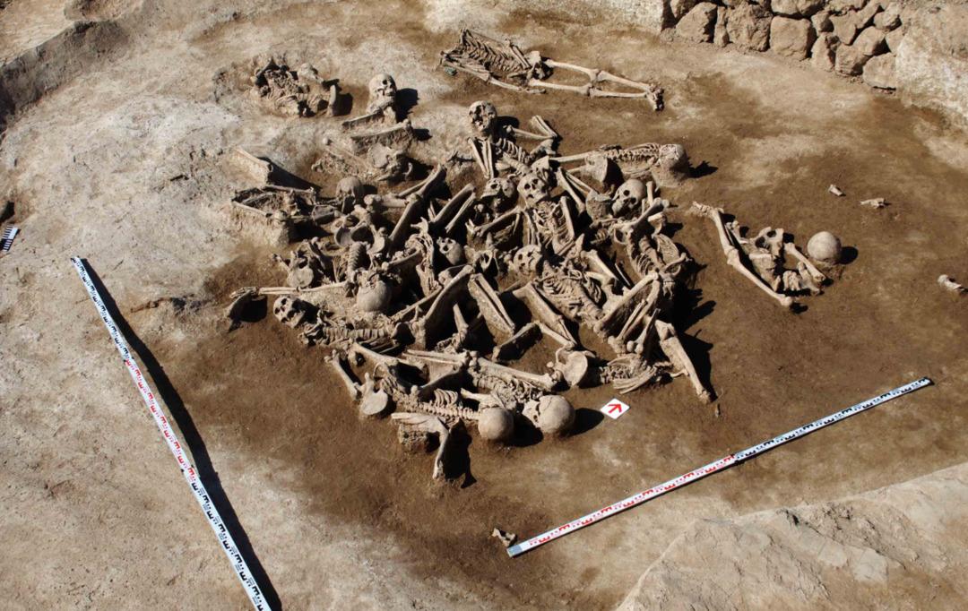 2 bin 800 yıllık toplu mezar ortaya &ccedil;ıktı! İ&ccedil;inden tam 77 tane... 2