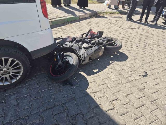 Bing&ouml;l&rsquo;de otomobil ile motosiklet &ccedil;arpıştı: 2 yaralı 1