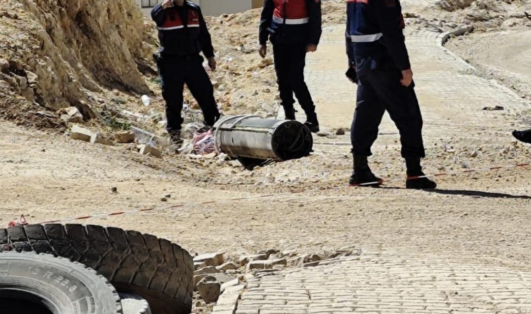 SON DAKİKA | Hatay dan sonra şimdi de Gaziantep! G&uuml;neyşehir b&ouml;lgesine f&uuml;ze par&ccedil;aları d&uuml;şt&uuml; 2