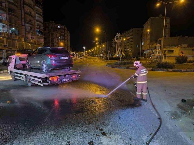 Mardin&rsquo;de cip ile hafif ticari ara&ccedil; &ccedil;arpıştı: 2 yaralı 1