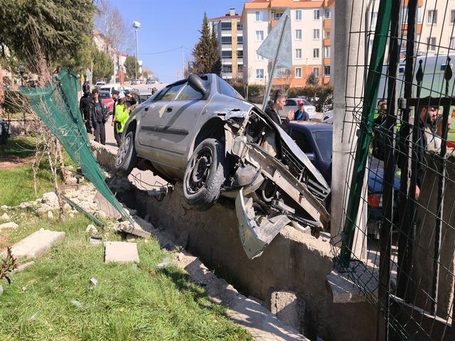 El freni &ccedil;ekilmeyen otomobilin &ccedil;arptığı &Ouml;yk&uuml; toprağa verildi: Dedeleri bayram hediyesi alacakmış 8