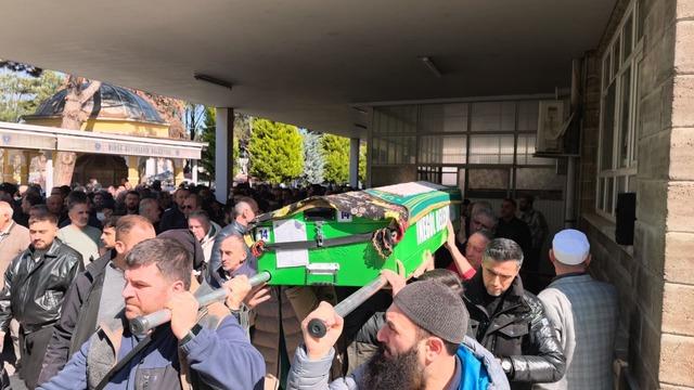 El freni &ccedil;ekilmeyen otomobilin &ccedil;arptığı &Ouml;yk&uuml; toprağa verildi: Dedeleri bayram hediyesi alacakmış 5